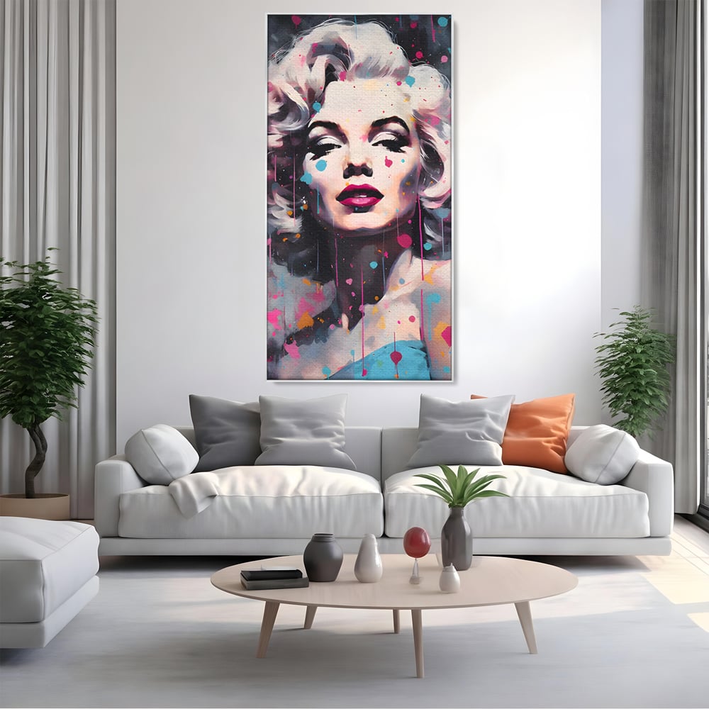 Tablou canvas cu tablou canvas cu marilyn monroe, in rama de aluminiu argintiu, pe perete intr-un living